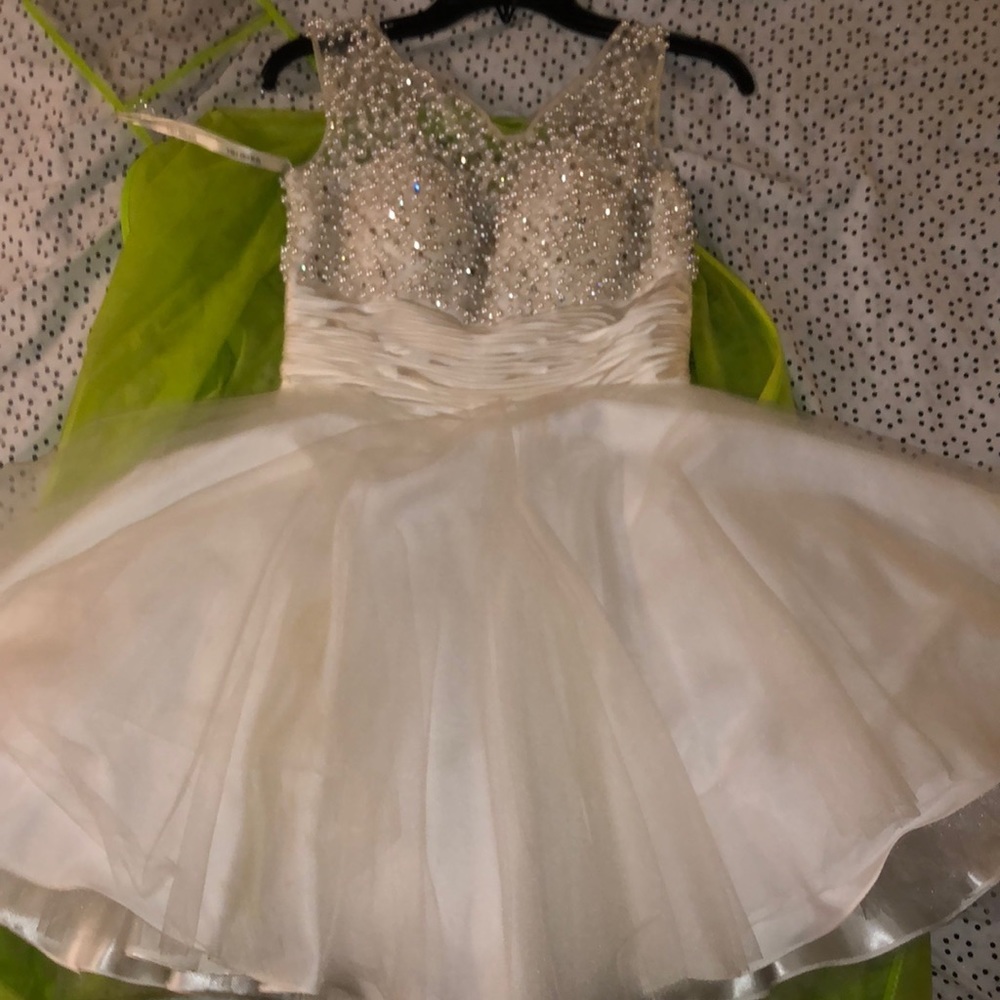 I’m selling this size 8 short wedding dress! There’s no reason in selling it!